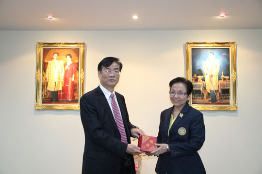 广西科技师范学院代表团访问泰国瑞嘉普大学