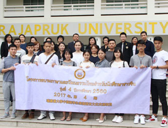 中国的大学教师和学生到泰国旅游，研究泰国的语言和文化